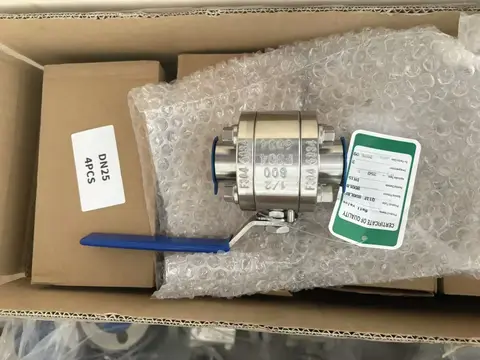 01 / Lever-operated threaded ball valve