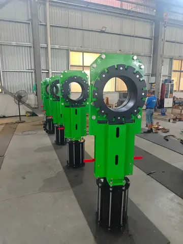 03 / Actuated knife gate valve